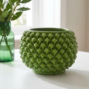 Vaso de cerâmica verde em formato de pinha siciliana