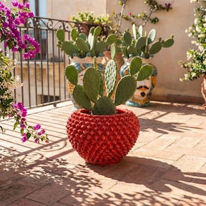 Maceta de cerámica Caltagirone hecha a mano con forma de piña roja.