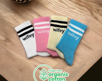 Bio-Baumwolle Wifey Socken, Brautgeschenk, gestrickte Socken