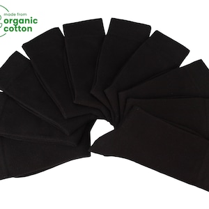 Pode incluir: Um conjunto de dez pares de meias pretas feitas de algodão orgânico. As meias estão dispostas em forma de leque.