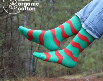 Gestreifte Weihnachtssocken in Grün und Rot aus Biobaumwolle, Unisex
