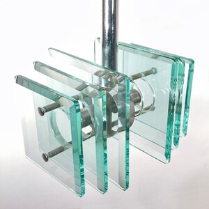 Peut inclure: Un luminaire suspendu de style moderne mi-si&egrave;cle avec une finition chrom&eacute;e et plusieurs couches de carr&eacute;s de verre transparent.