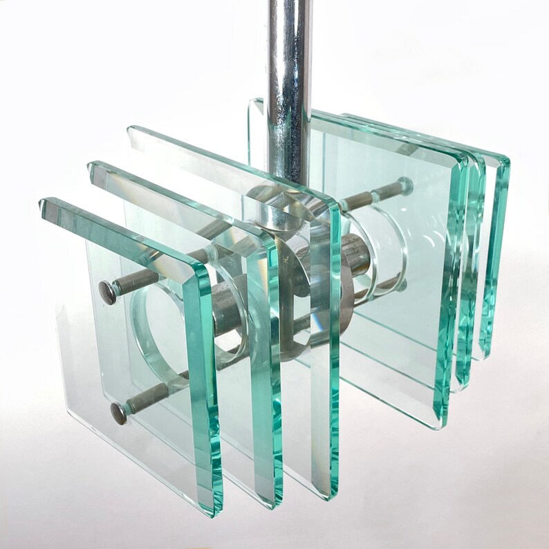 Peut inclure: Un luminaire suspendu de style moderne mi-si&egrave;cle avec une finition chrom&eacute;e et plusieurs couches de carr&eacute;s de verre transparent.