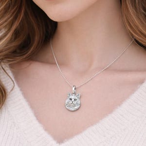 Collar con retrato realista personalizado a partir de tu foto / Charm de plata esterlina hecho a mano imagen 2