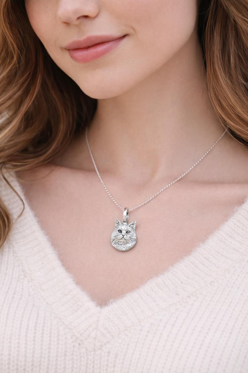 Collar con retrato realista personalizado a partir de tu foto / Charm de plata esterlina hecho a mano imagen 2