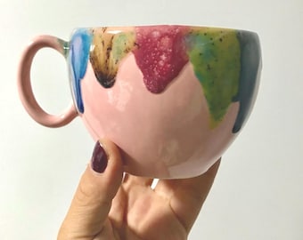 Handgemaakte roze aardewerkmok: grote keramische koffiekop, keukencadeau