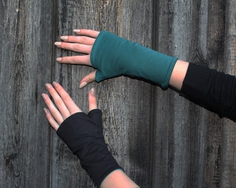 Mira armwarmers met duimgat smaragdgroen/zwart, vingerloze handschoenen van biologisch katoen, omkeerbaar, kort