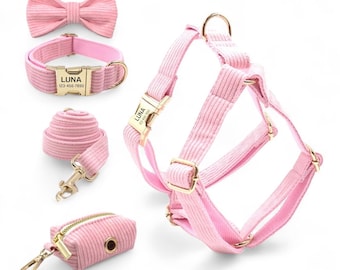 Arnés de pana rosa personalizado, collar, correa, pajarita y bolsa para excrementos. Arnés y correa personalizados para perro. Collar y correa a juego.