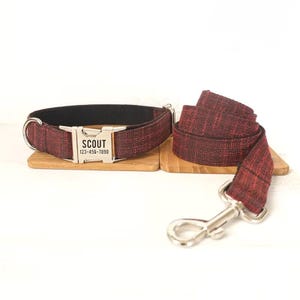 Dunkelrotes Tweed Hundehalsband und Leine - Burgunderrotes Hundehalsband mit Gravur und Leine - Kastanienbraunes Hundehalsband mit Fliege
