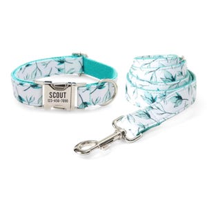 Teal Leaves Personalisiertes Hundehalsband und Leine mit Fliege - Personalisiertes graviertes Weiß mit Teal Maple Leaf Hundehalsband und passender Leine