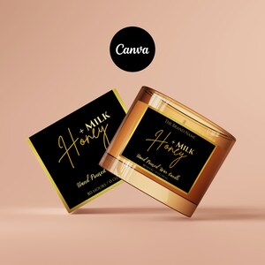 Könnte beinhalten: Ein schwarzes und goldenes Kerzen-Etikett mit dem Text "+ MILK Honey" und "Hand Poured Wax Candle 80 HOURS / 6.2 fl oz". Das Kerzenglas ist aus klarem Glas mit goldbraunem Wachs.