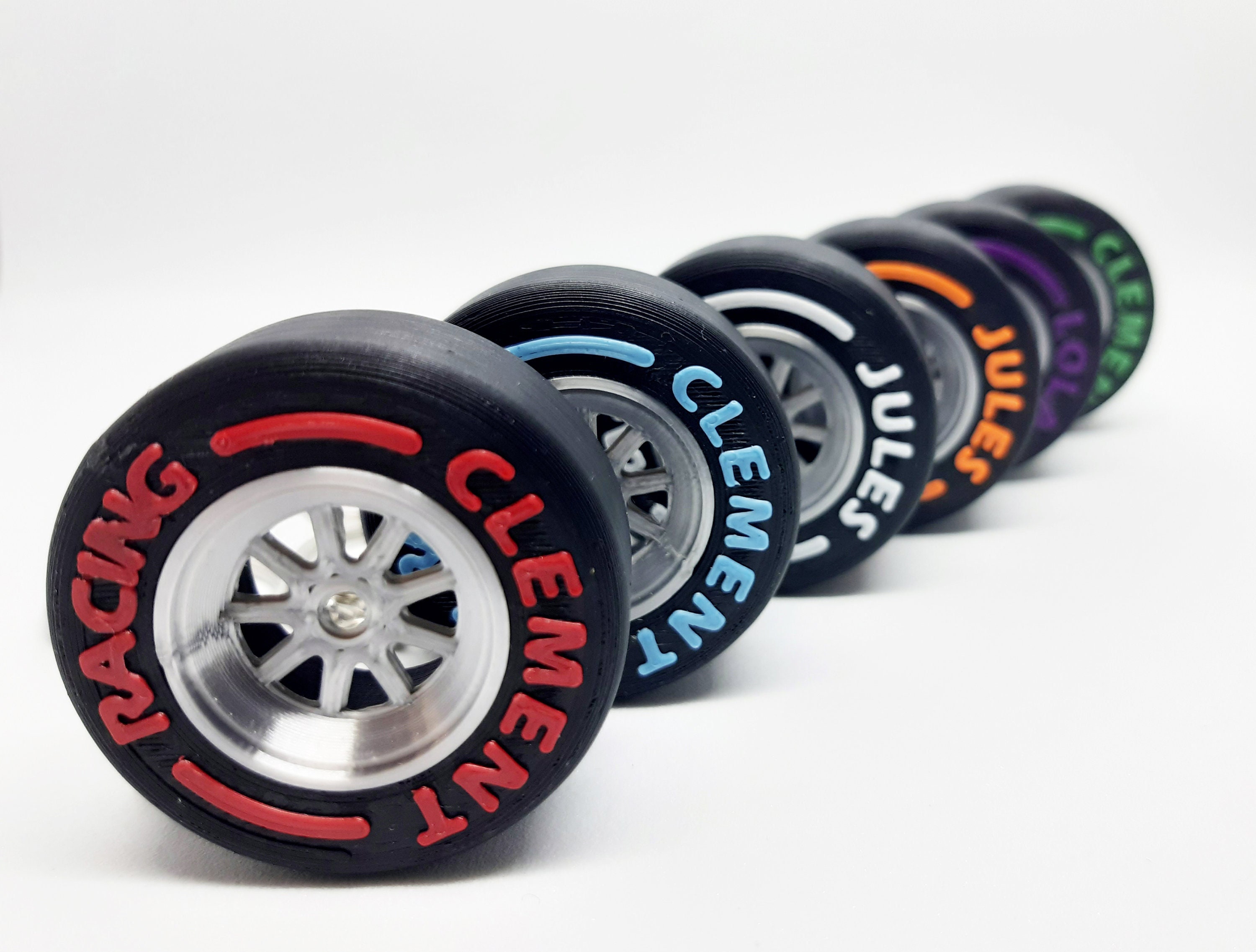 QNQA Porte-clés de pneu F1, porte-clés de pneu de formule 1, mini porte-clés  de pneu de course, avec roue de moyeu pour homme et femme, caoutchouc, 7  pièces. : : Auto et