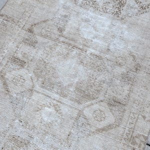 Alfombra de pasillo vintage Oushak de 3x11: Decoración de pasillo descolorida, color beige y marrón natural.