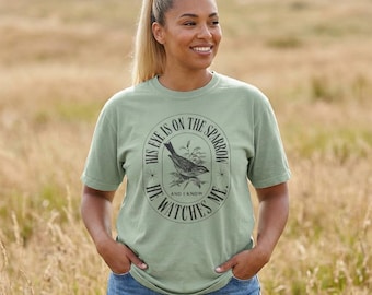 Sein Auge ist auf die Spatz Komfortfarben Christian Hymn Unisex T-Shirt