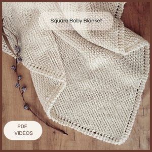 Peut inclure: Un gros plan d'une couverture pour bébé en tricot de couleur crème de forme carrée. La couverture est pliée et présente un motif de tricot texturé. Le texte "Square Baby Blanket" est visible sur l'image.