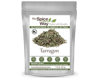 Puede incluir: Una bolsa de cierre hermético plateada de hierba de estragón seca. La bolsa está etiquetada con "The Spice Way" con el lema "Nature with Benefits." La etiqueta también indica "No Preservatives, No Additives, No Fillers." La bolsa contiene 1,5 onzas (43 gramos) de estragón.