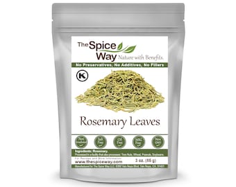 Pode incluir: Um saco de fecho hermético prateado de folhas de alecrim secas. O saco é etiquetado com "The Spice Way" e apresenta um logotipo verde com uma folha. O rótulo também indica "Nature with Benefits. No Preservatives, No Additives, No Fillers." O saco contém 85 gramas de folhas de alecrim.