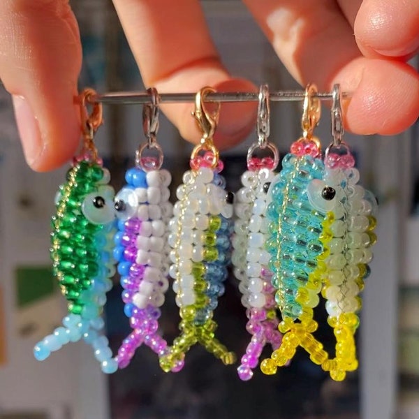 Portachiavi a forma di pesce con perline