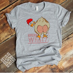 Lustig erraten, was Huhn Hintern Grafik T-Shirt, lustige Witz-T-Shirt, Huhn Hintern T-Shirt Geschenk, lustiges Sprichwort Quess, was Huhn Hintern T-Shirts