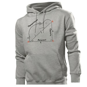 以下が含まれることがあります： グレーのパーカーに、黒と白のイラストで描かれた、直角三角形の上に横たわるカバが描かれています。三角形には、「斜辺」、「対辺」、「隣辺」というラベルが付けられています。