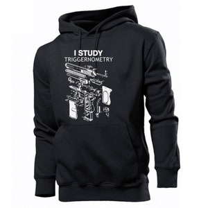 Puede incluir: Sudadera con capucha negra con un gráfico blanco de una pistola desmontada con el texto "Estudio trigonometría del gatillo".