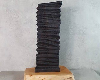 Scultura minimalista da tavolo in legno bruciato con tecnica yakisugi e filosofia wabi-sabi dello scultore Dean Marino