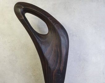 Scultura del tavolo in legno bruciato con tecnica yakisugi e filosofia wabi-sabi dello scultore Dean Marino
