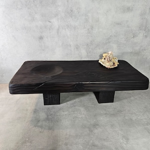 Tavolino da caffè in cedro massello, stile Japandi con lavorazione artigianale Yakisugi. Scopri Tamashi: