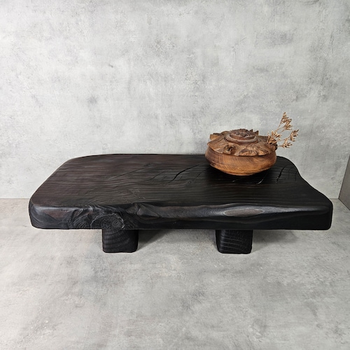 Table basse sculpturale faite main, oeuvre d'art fonctionnelle en bois massif, table Wabi Sabi unique, fabriquée en Italie