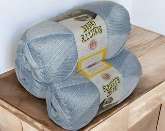 Hilo azul suave Schitt's Creek 3 en azul bebé. Un hilo precioso para todos tus proyectos. Melinas Crafts