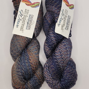 Pode incluir: Dois novelos de fio Cascade 220 Superwash na cor Dusk. O fio é uma mistura de lã e nylon e é lavável à máquina.
