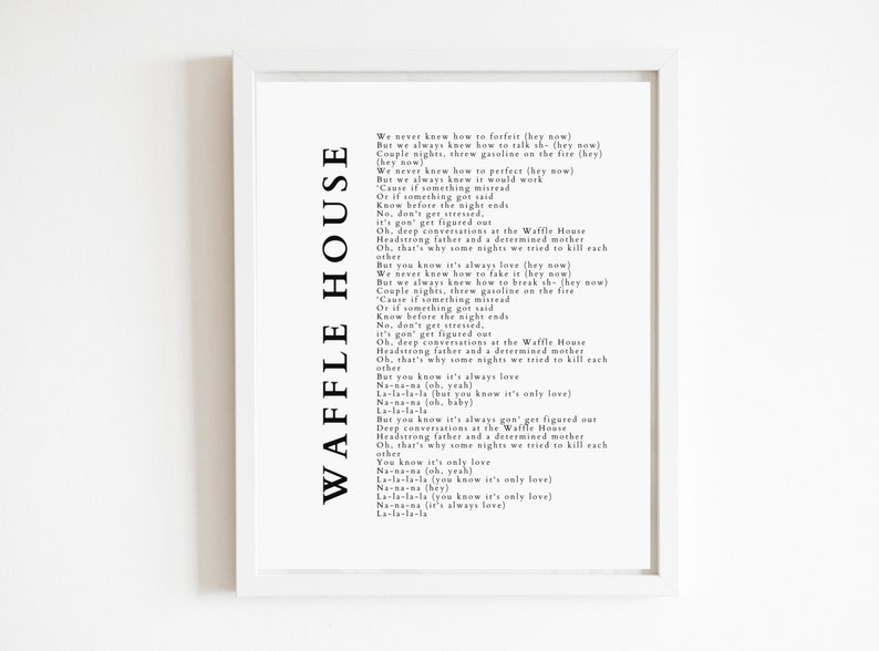 K&ouml;nnte beinhalten: Schwarz-wei&szlig;er druckbarer Kunstdruck mit den Texten des Songs "Waffle House" der Band "The Waffle House". Die Texte sind in einer einfachen Schriftart gedruckt und beinhalten die Zeilen "We never knew how to forfeit (hey now)" und "But we always know how to talk ch (hey now)".