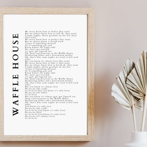 K&ouml;nnte beinhalten: Schwarz-wei&szlig; druckbarer Wandkunst mit Texten aus dem Song "Waffle House" der Band "The Head and the Heart". Die Texte sind in einer einfachen, modernen Schriftart gedruckt.