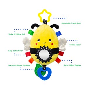 Op de afbeelding: Een geel pluche bijen-baby speelgoed met een zwart-witte spiegel, kreukelpapier vleugels, textuur siliconen bijtringen, satijnen lint taggies, een schudden 'n bel, en een afneembare reis haak.
