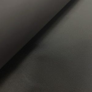 Puede incluir: Primer plano de una tela negra texturizada con un patrón repetitivo. La tela está doblada, revelando una superficie lisa y mate en la parte inferior. El material parece duradero y posiblemente resistente al agua.