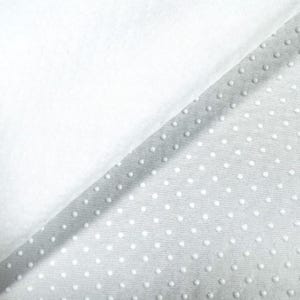Peut inclure: Gros plan sur un tissu blanc avec une texture subtile. Le tissu est plié sur un tissu blanc avec un motif de petits points espacés uniformément.