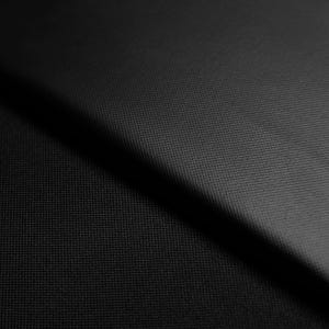 Może przedstawiać: Zbliżenie czarnego materiału o fakturowanej powierzchni. Materiał jest złożony na pół, tworząc linię ukośną.