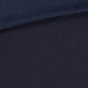 Peut inclure: Un gros plan sur un tissu bleu foncé avec une texture lisse.