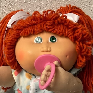 Vintage Cabbage Patch Kind Mädchen mit Schnuller Kopf Mould # 6 rote Haare grüne Augen 1985 P Fabrik Sammlerstücke Geschenke für Mädchen Mütter Freunde Grads