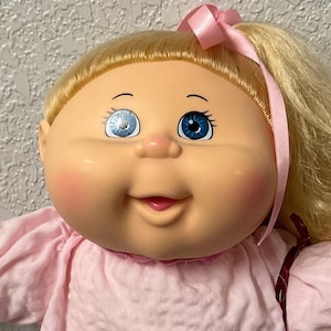 Cabbage Patch Kid Girl WCT-11K Blond Cornsilk Single Pferdeschwanz Blaue Augen 2015 Sammlerstücke Geschenke für Mädchen Tochter Schwester Mama Freund Her