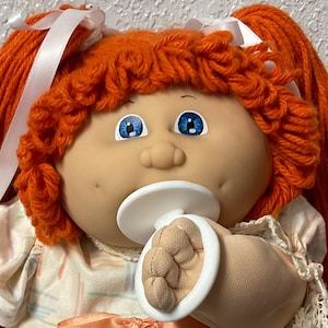 Vintage Cabbage Patch Kind Mädchen mit Schnullerkopf Mould # 4 rote Haare blaue Augen KT Fabrik 1985 Sammler Puppe Geschenke für Mädchen Mutter Freunde