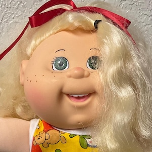 Cabbage Patch Kid Girl WCT-55K Blonde Cornsilk Pony Green Eyes Freckles 4 Teeth Collectibles Gifts For Girls Daughter Sister Mom Friend Her