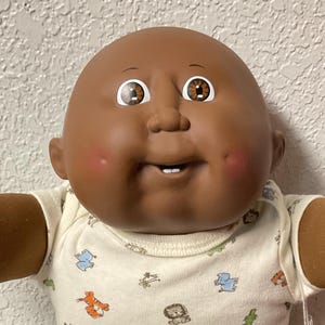RARO boneco Cabbage Patch Kid vintage, menino afro-americano careca, olhos castanhos, molde de cabeça nº 10 IC6 - Taiwan 1986. Presente para meninos, filhos, meninas, filhas e mães.