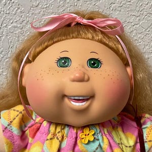 Cabbage Patch Kid Girl WCT-62K Brown Cornsilk Hair Green Eyes Freckles & Teeth 2016 Collectors Doll Gifts For Daughter Girls Sister Mom Her