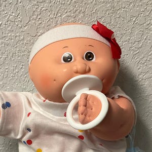 Vintage Cabbage Patch Kid Preemie Mädchen mit Schnuller braune Augen Glatzkopf HM # 4 P Fabrik 1985 Sammlerstücke Geschenke für Mädchen Tochter Schwester