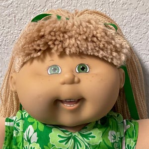 Vintage Cabbage Patch Kind Mädchen Mitspiel-PA-6 (8 Zähne) Sommersprossen Weizen Haar Grüne Augen 2004 Sammler Puppe Geschenke für Mädchen Tochter Schwester