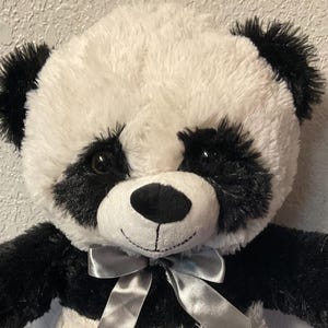 Oso panda de peluche blanco y negro con lazo gris alrededor del cuello Animales de peluche Juguetes de peluche Oso panda de peluche Regalos para niñas Niños Hija Mamá Ella