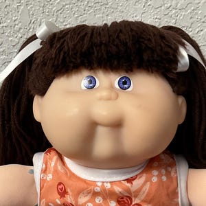 Vintage Cabbage Patch Kid Hard To Find Toddler Girl Violet Eyes Brown Hair HM#20 1988 Collectors Doll Gifts For Girls Daughter Sister Mom