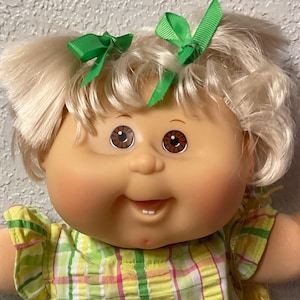 Vintage Cabbage Patch Kind spielen entlang Mädchen PA-14 Blonde Cornsilk Haare Braune Augen 2004 Sammlerstücke Geschenke für Mädchen Tochter Schwester Freund Her
