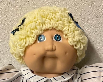 Vintage Cabbage Patch Kid Girl Kurze Zitronenhaare Blaue Augen Hong Kong KT Factory HM # 2 1985 Sammlerstücke Geschenke für Grads Mädchen Mütter Freunde